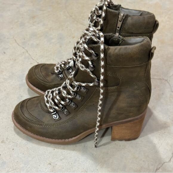 Just in 💫| Carlos Santana Green Combat Ankle Boots Lug Sole Stacked Heel M8 - Picture 3 of 7